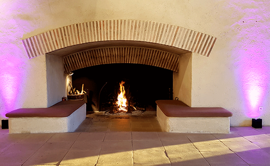 Cheminée de la Salle Blanche au Château de la Rairie