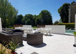 Terrasse et piscine extérieure du Château de la Rairie à Pont Saint Martin (44)