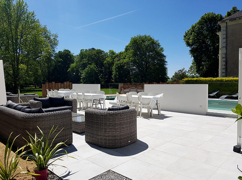 Terrasse et piscine extérieure du Château de la Rairie à Pont Saint Martin (44)