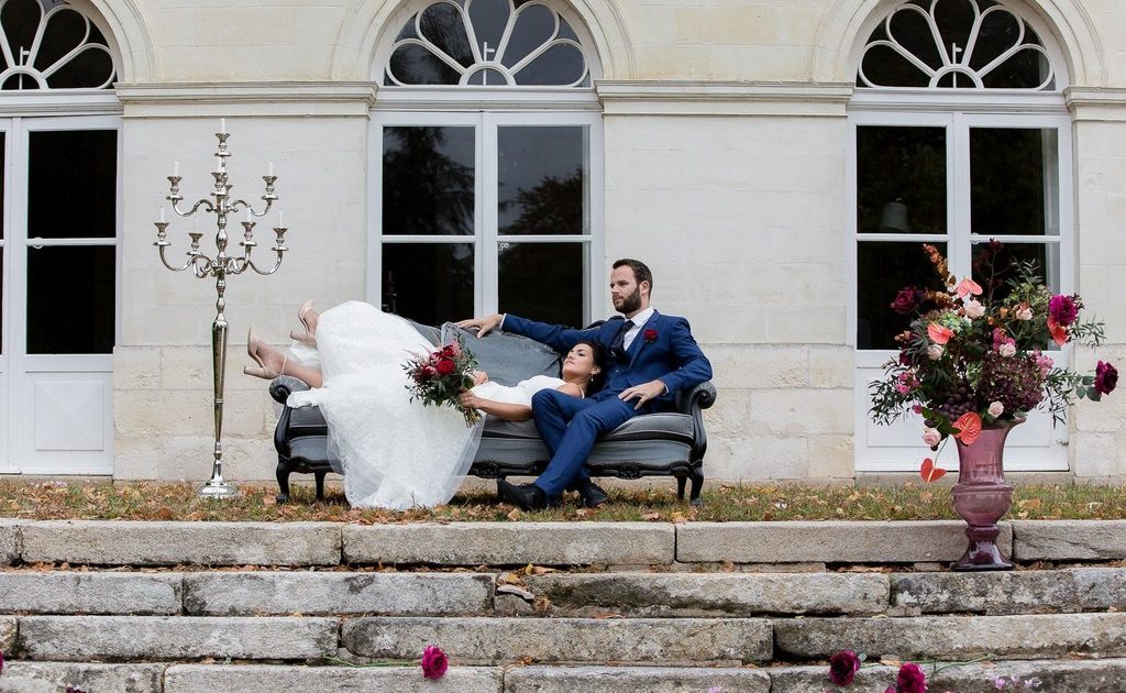 Photo des Mariés devant le Château de la Rairie (44), Caroline Bouchez photographe, Flower 7 Décoration, Pheno Men pour le Costume, Robe la Belle Vendéenne