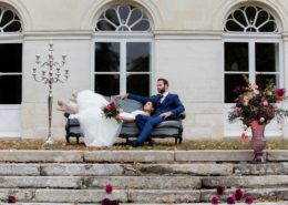 Photo des Mariés devant le Château de la Rairie (44), Caroline Bouchez photographe, Flower 7 Décoration, Pheno Men pour le Costume, Robe la Belle Vendéenne