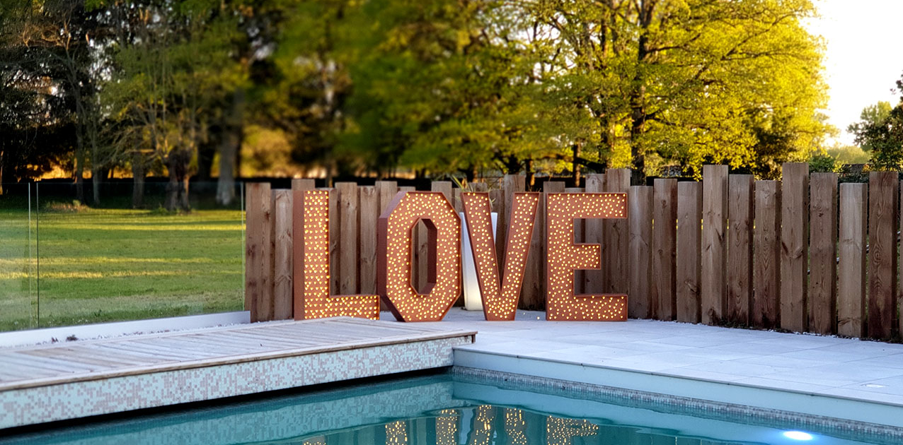 Lettres lumineuses LOVE au Bord de la Piscine du Chateau de la Rairie à Nantes