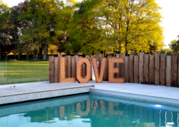 Lettres lumineuses LOVE au Bord de la Piscine du Chateau de la Rairie à Nantes