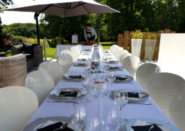 Déjeuner sur la terrasse lors d'un séminaire au Château de la Rairie en Loire Atlantique