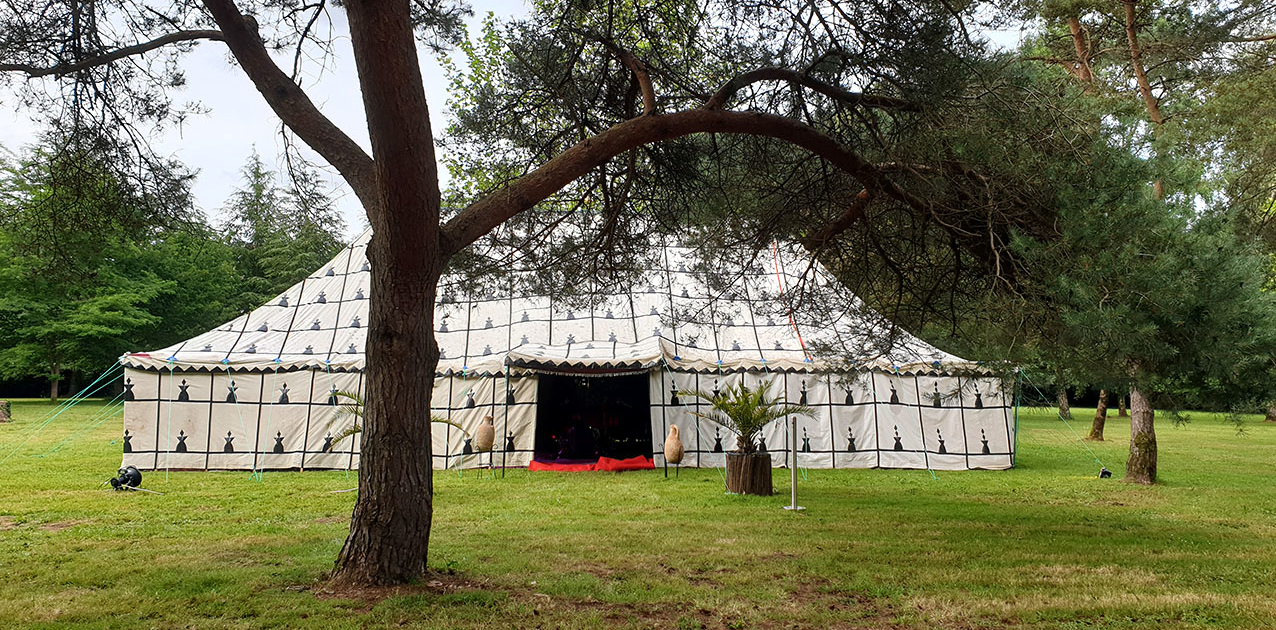 Installation d'une tente Berbère dans le Parc du Château pour une Soirée Orientale