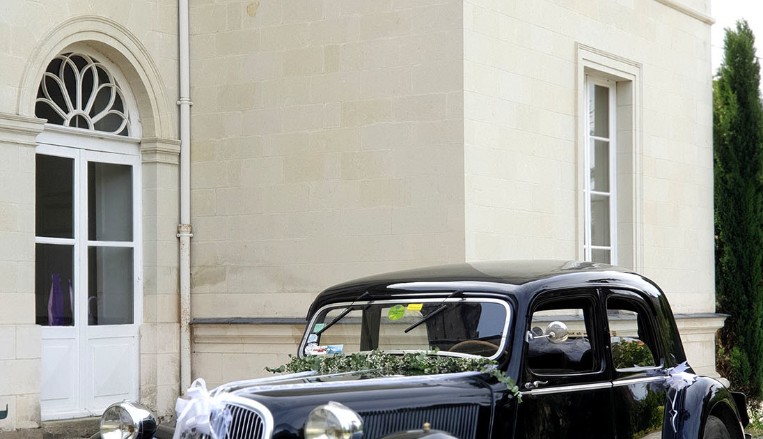 La voiture des mariés devant le Chateau de la Rairie près de Nantes 44