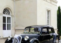 La voiture des mariés devant le Chateau de la Rairie près de Nantes 44