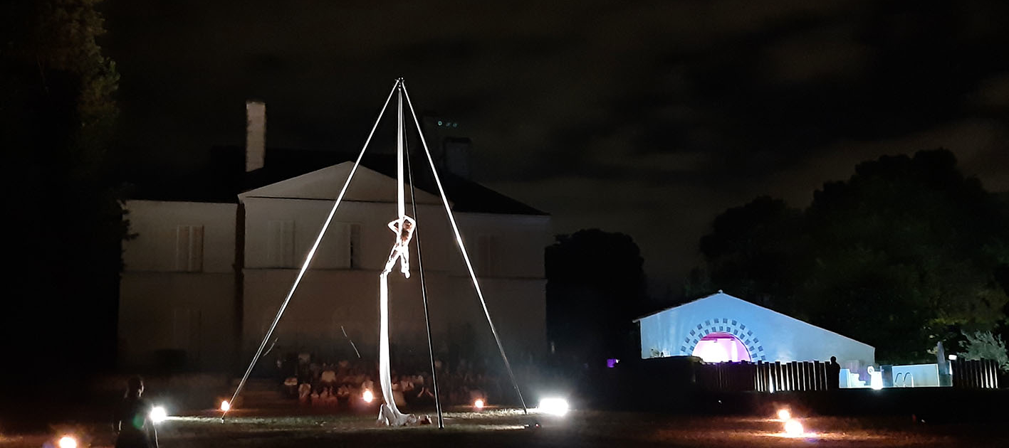 Spectacle de tissus aerien dans le parc du Chateau, animations extérieures