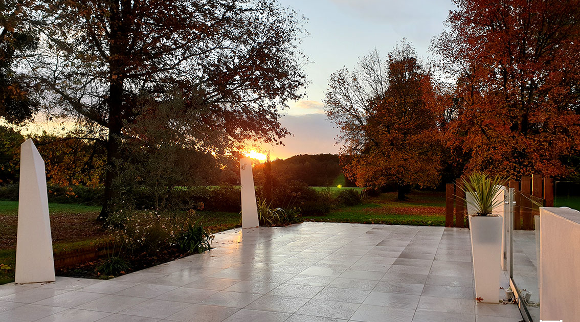 Terrasse au bord de la piscine au Chateau de la Rairie à Nantes