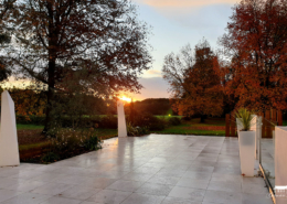 Terrasse au bord de la piscine au Chateau de la Rairie à Nantes