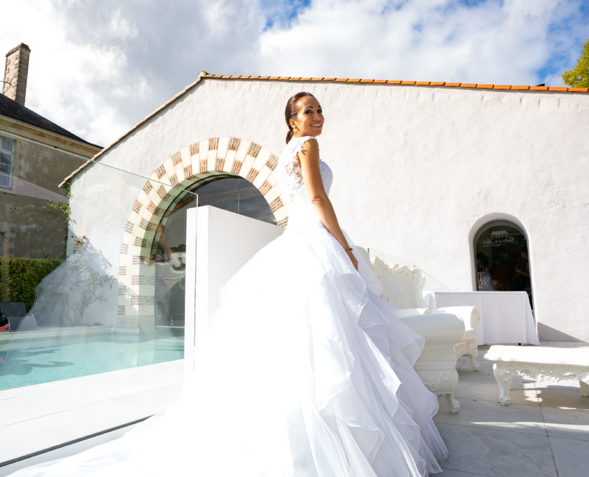 Jolie Mariée sur laterrasse au bord de la Piscine au Chateau de la Rairie