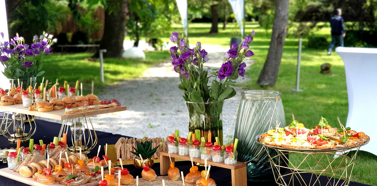 Cocktail Séminaire sur la Terrasse au bord de la piscine au Chateau de la Rairie 44