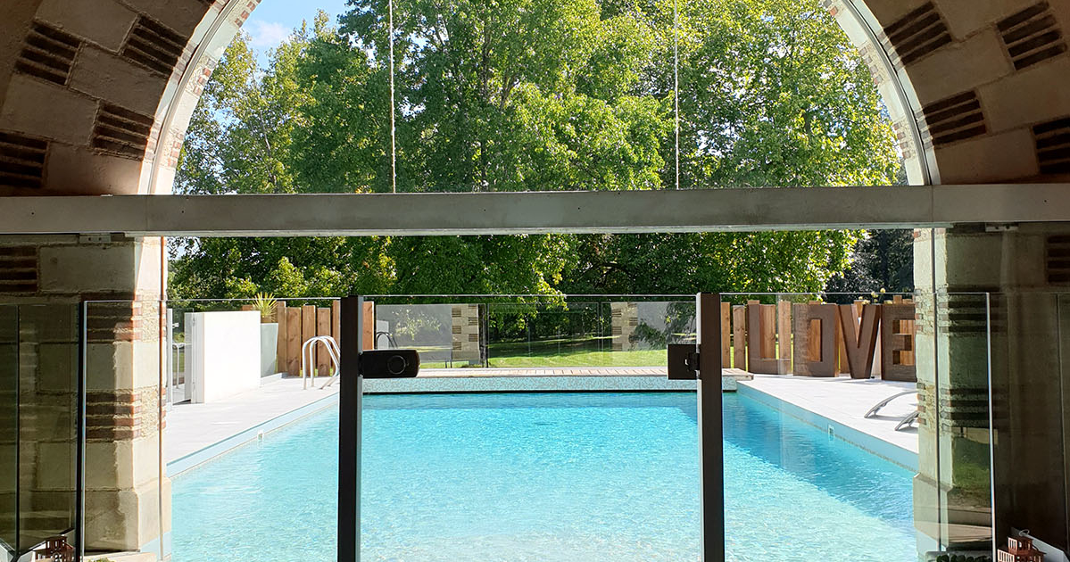 Décoration de la piscine avec lanternes