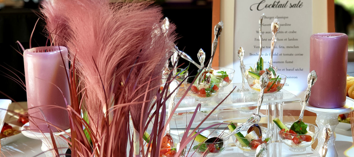 Cocktail déjeuner dans la salle de la piscine