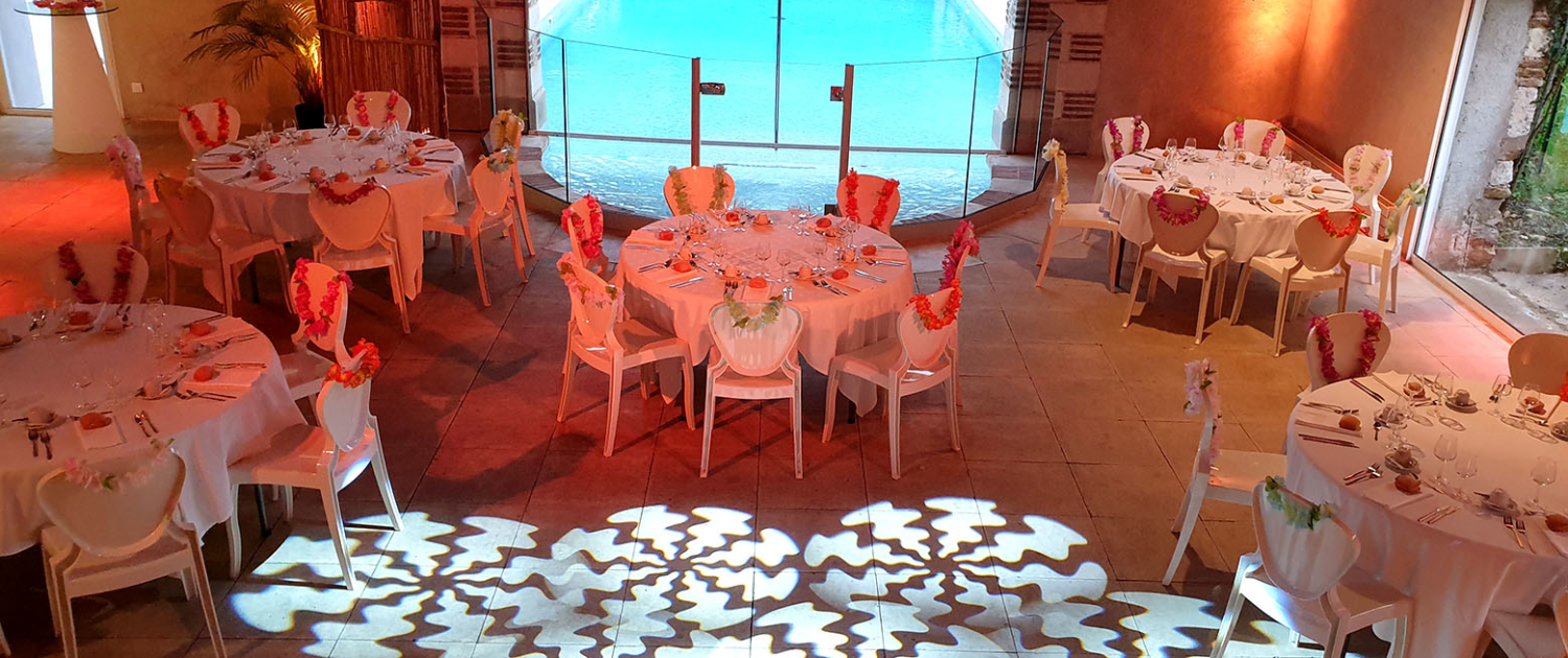 Dîner dans la salle blanche au bord de la piscine