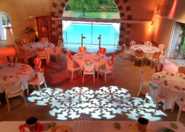 Dîner dans la salle blanche au bord de la piscine