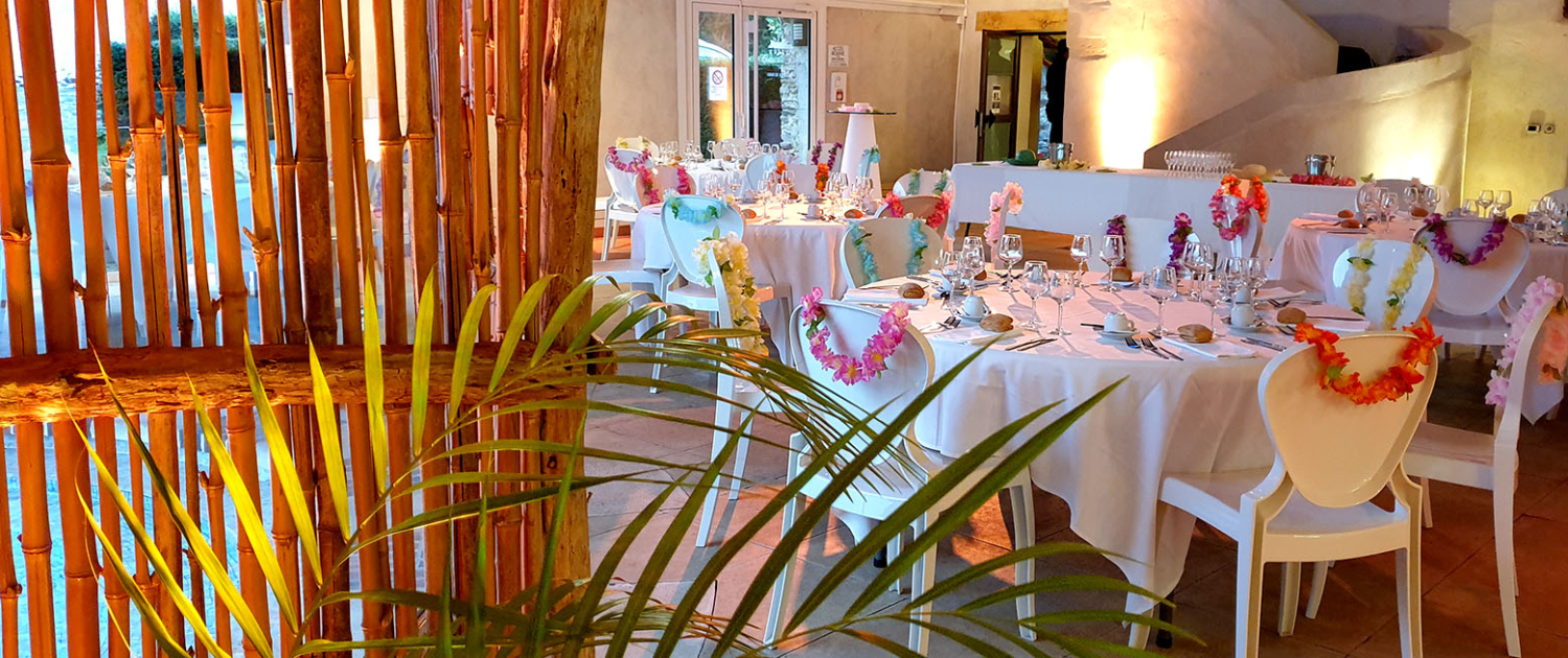 Dîner dans la salle blanche au bord de la piscine