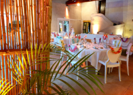 Dîner dans la salle blanche au bord de la piscine