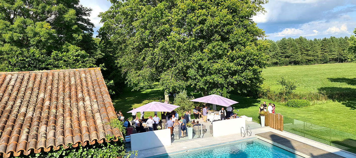 Cocktail sur la terrasse au bord de la piscine