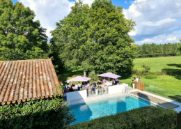 Cocktail sur la terrasse au bord de la piscine