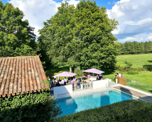 Cocktail sur la terrasse au bord de la piscine