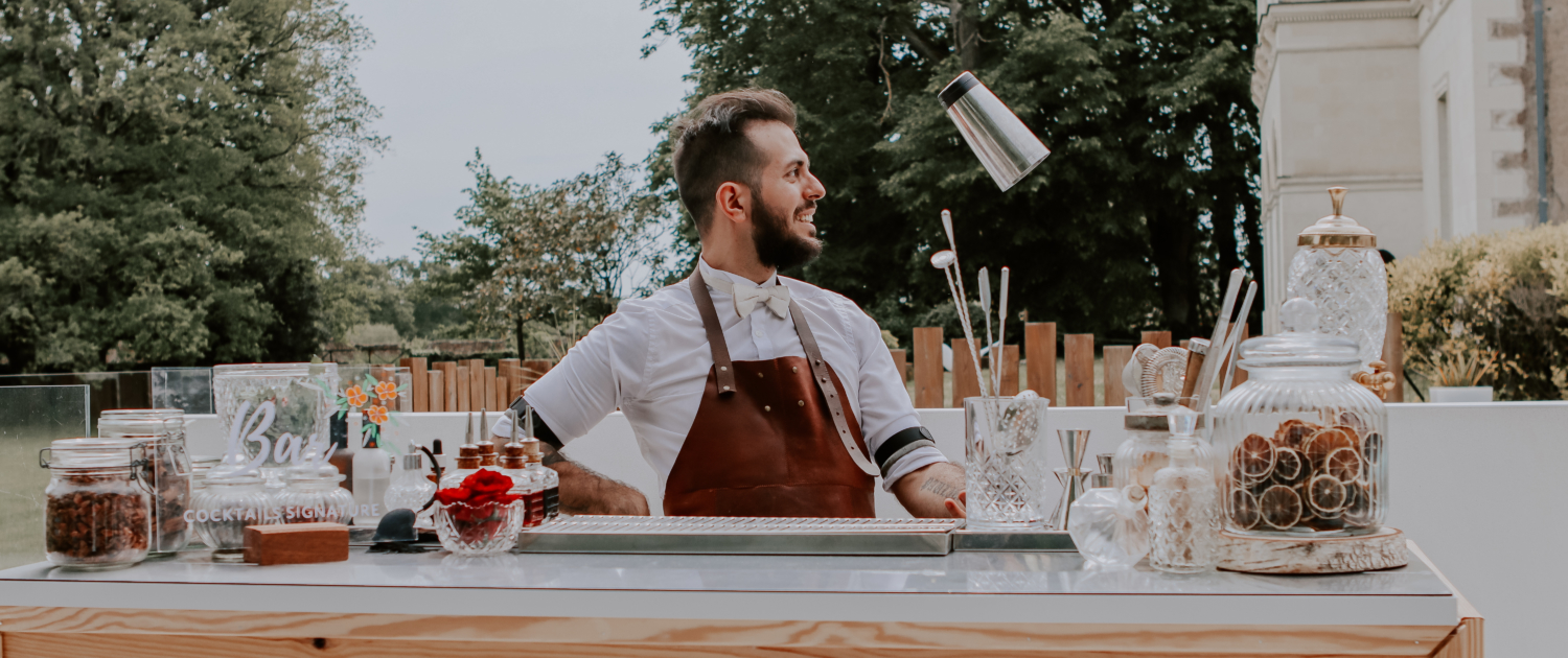 Cocktail en terrasse au Château de la Rairie