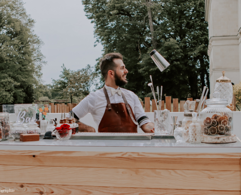 Cocktail en terrasse au Château de la Rairie