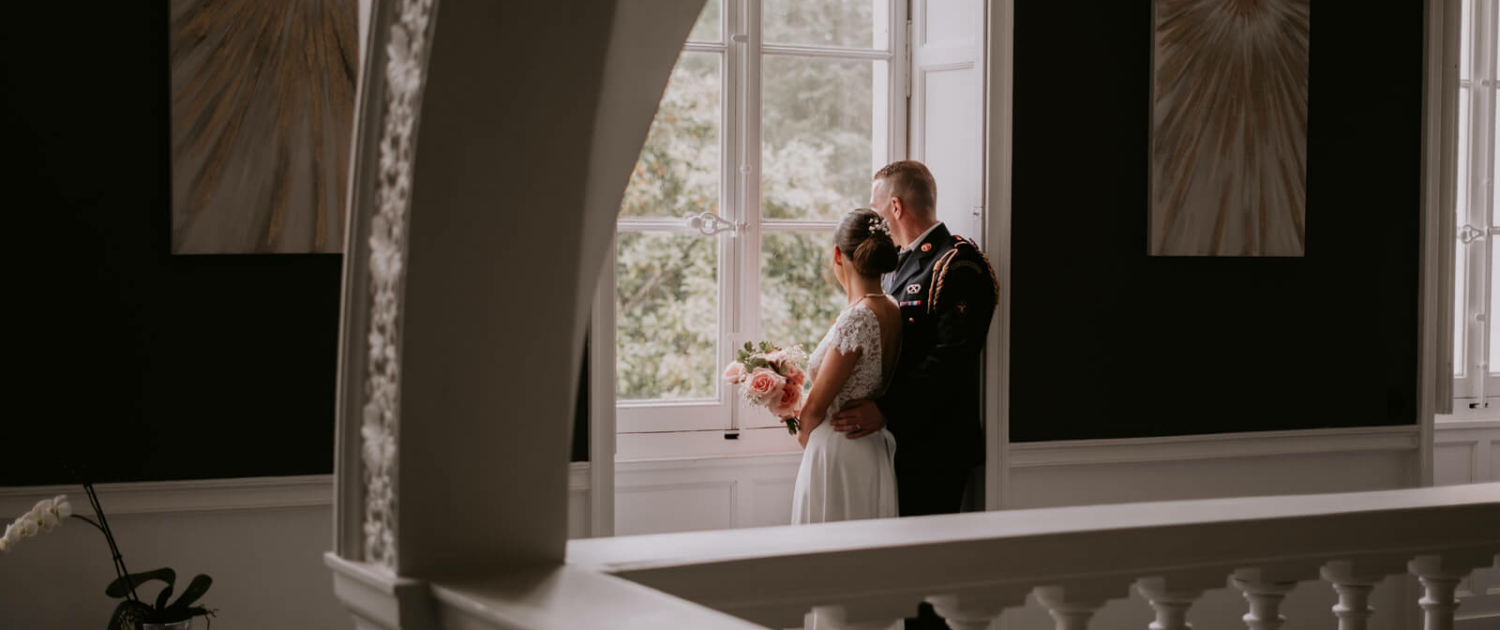 Photo de couple dans le château https://lumieresdalice.fr/