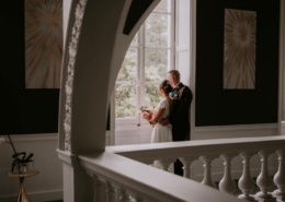 Photo de couple dans le château https://lumieresdalice.fr/
