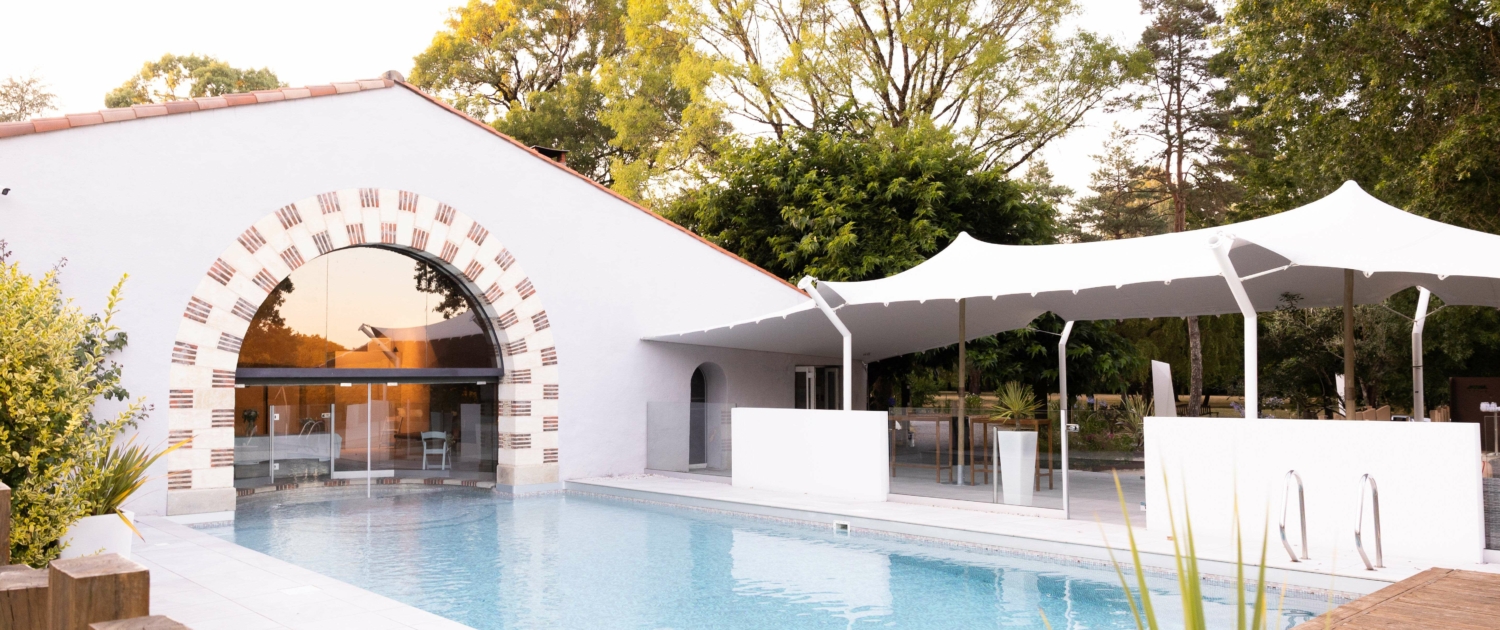 Terrasse au Bord de la Piscine ©commeuneenviephotographie
