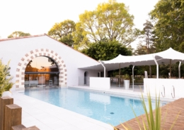 Terrasse au Bord de la Piscine ©commeuneenviephotographie